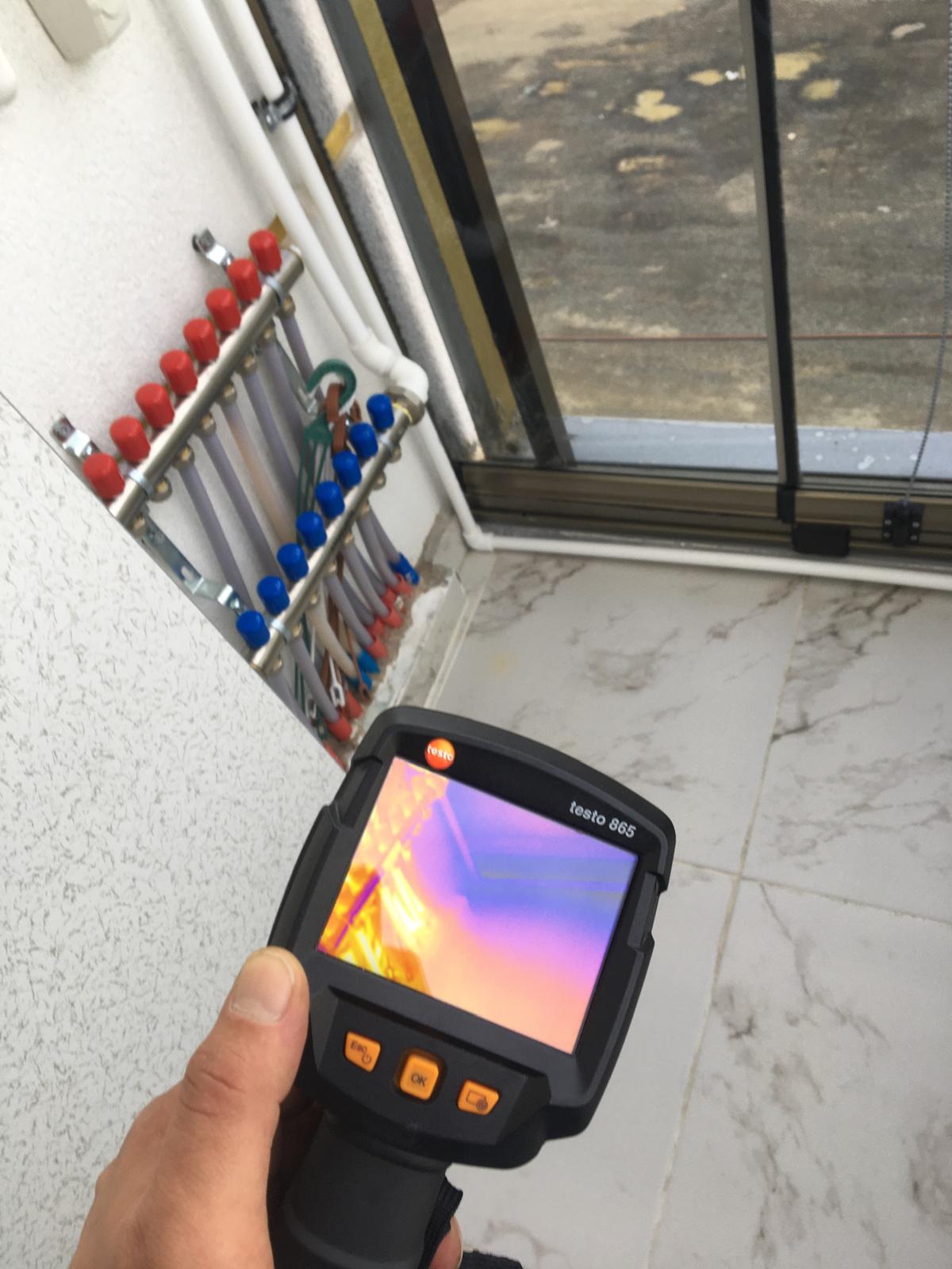 Çerkezköy garantili su kaçağı tespiti yapan uzman tesisatçı cihaz ile boru hattını kontrol ediyor.