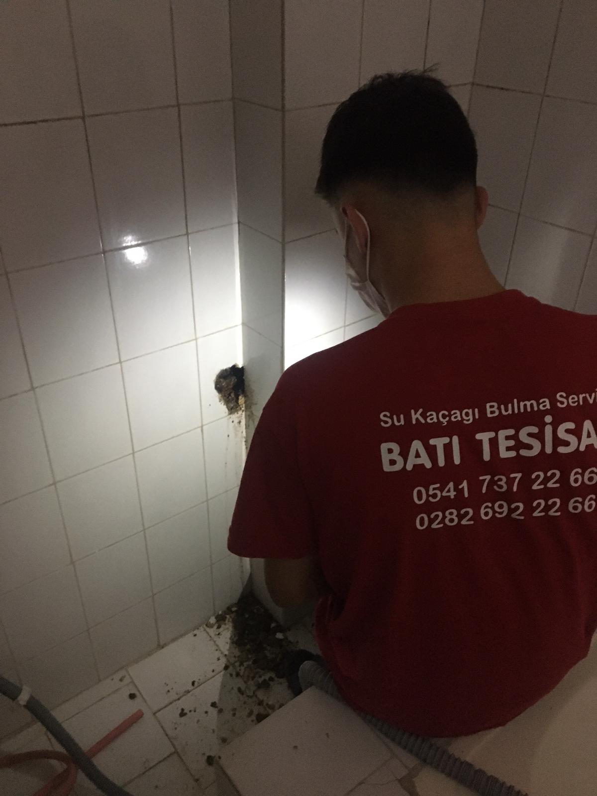 Çerkezköy nokta su kaçağı tespiti yapan uzman ekip, cihaz ile boru hattını kontrol ediyor ve kaçak noktalarını belirliyor.