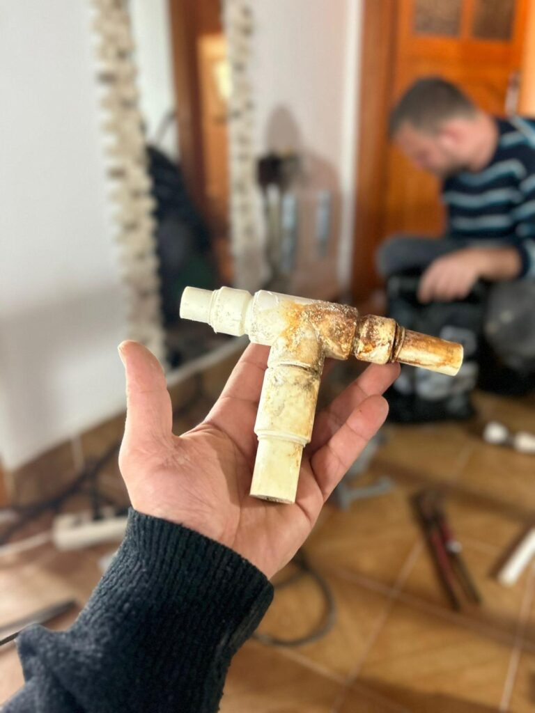Tekirdağ Merkez su kaçak tespiti operasyonunda akustik dinleme cihazı ve zemin probu kullanarak seramik altında kırmadan kaçak su tespiti gerçekleştiren kameralı tesisatçı.