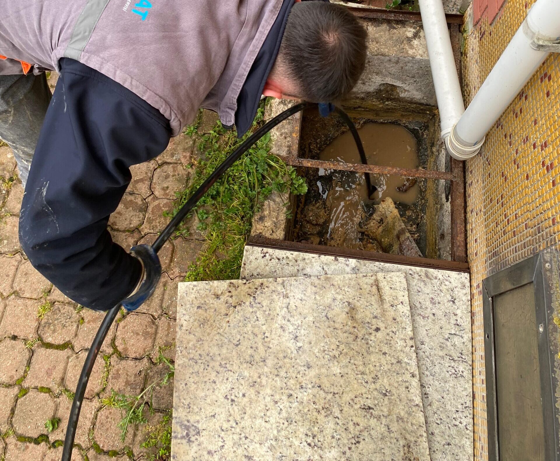 Muratlı acil su tesisatçısı ustası banyo fayansı üzerinde termal kamera ve akustik dinleme cihazı ile kırmadan su kaçağı tespiti yapıyor.